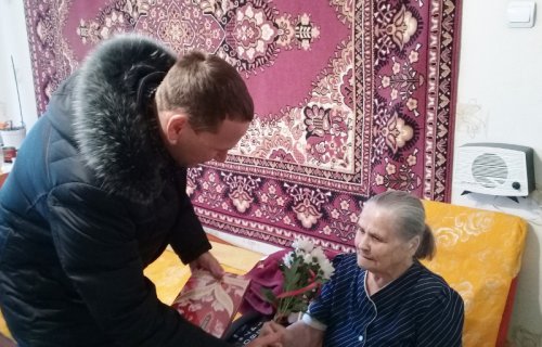 Традиция поздравлять ветеранов свято соблюдается Традиция поздравлять ветеранов свято соблюдается