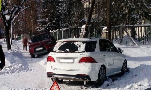 Женщина за рулем Mercedes протаранила машину пенсионерки Женщина за рулем Mercedes протаранила машину пенсионерки