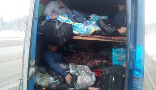 Мигранты ехали по Челябинской области в битком набитом «Мерседесе” Мигранты ехали по Челябинской области в битком набитом «Мерседесе”