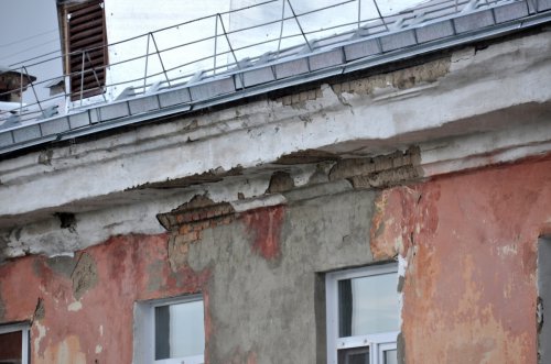 «Крышу бросили открытой, квартиры топит»: подрядчики сорвали капремонт дома в Челябинской области «Крышу бросили открытой, квартиры топит»: подрядчики сорвали капремонт дома в Челябинской области