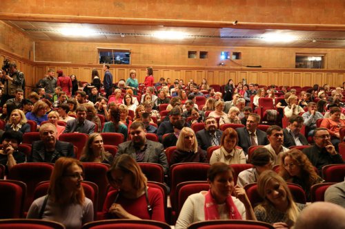 Аплодисменты не смолкали всю ночь Аплодисменты не смолкали всю ночь
