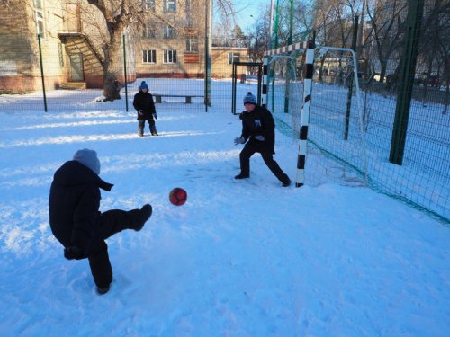 На школьных площадках кипит спортивная жизнь На школьных площадках кипит спортивная жизнь
