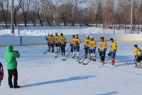 Хоккей в поселке развивается