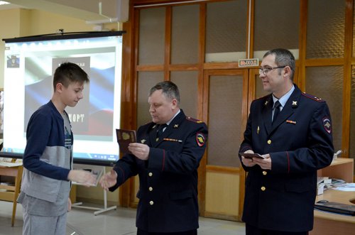 Юные озерчане из рук сотрудников полиции торжественно получили первые паспорта
