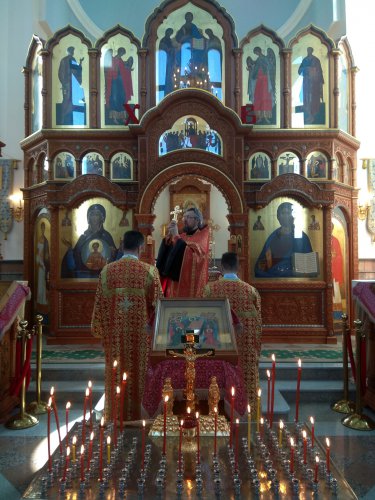 С благодарностью живым и павшим С благодарностью живым и павшим