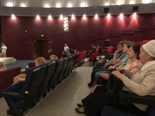 Сеанс для слабовидящих состоялся в кинотеатре «Октябрь» Сеанс для слабовидящих состоялся в кинотеатре «Октябрь»