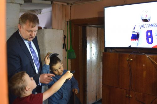 Депутаты подключились к решению проблем многодетной семьи Депутаты подключились к решению проблем многодетной семьи