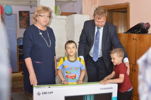 Депутаты подключились к решению проблем многодетной семьи Депутаты подключились к решению проблем многодетной семьи