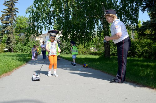 Сотрудники полиции Озерска приняли участие в акции «Безопасную дорогу – детям!» Сотрудники полиции Озерска приняли участие в акции «Безопасную дорогу – детям!»