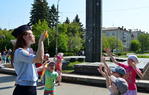 Сотрудники полиции Озерска приняли участие в акции «Безопасную дорогу – детям!» Сотрудники полиции Озерска приняли участие в акции «Безопасную дорогу – детям!»
