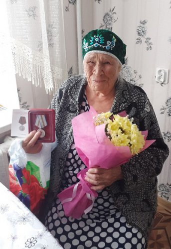 Жителям посёлка Метлино вручили медали к 75-летию Победы
