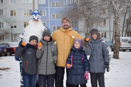Давайте делать праздник вместе: волонтеры округа приглашают жителей принять участие в новогодних акциях