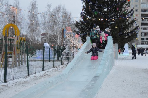 В новогодних городках зажглись праздничные огни