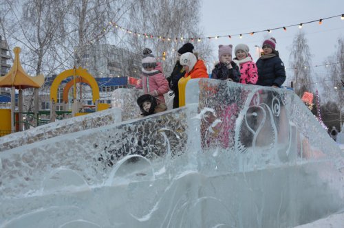 В новогодних городках зажглись праздничные огни