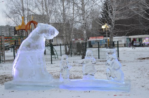 В новогодних городках зажглись праздничные огни