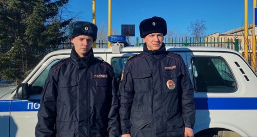 В Кыштыме полицейские помогли эвакуировать жильцов горящего дома