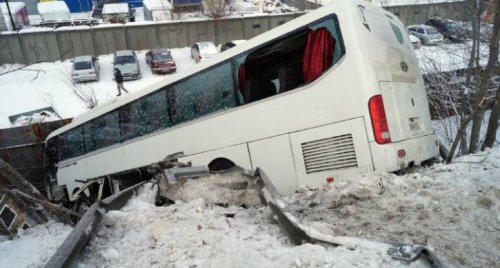 В ГИБДД Челябинска установили виновника ДТП с падением автобуса с моста