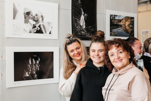 В Центральной городской библиотеке открылась ХII отчетная выставка озерского фотоклуба «Объективный мир»