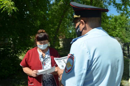 Сотрудники полиции Озерска проводят беседы с жителями города по профилактике мошенничества