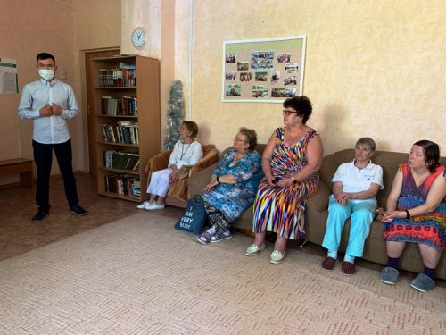 Сотрудники полиции Озерска проводят беседы с жителями города по профилактике мошенничества