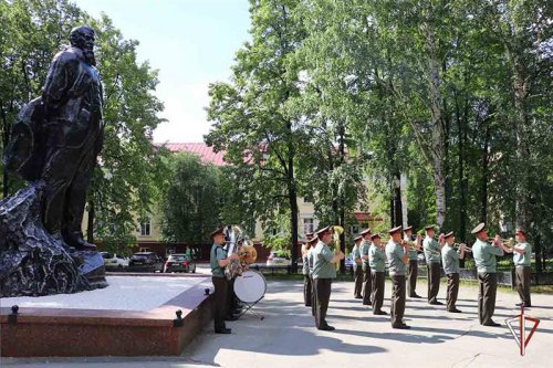 В Озерске военный оркестр соединения Росгвардии поздравил жителей с Днем города