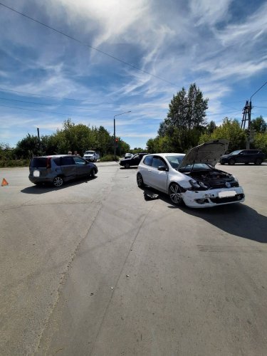 Водитель при повороте налево не уступила дорогу