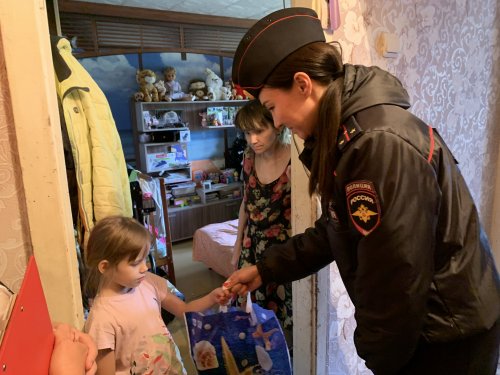 Инспекторы отдела по делам несовершеннолетних приняли участие в акции «Помоги пойти учиться».