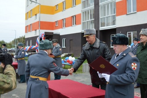 В Озерске военнослужащие отпраздновали новоселье.