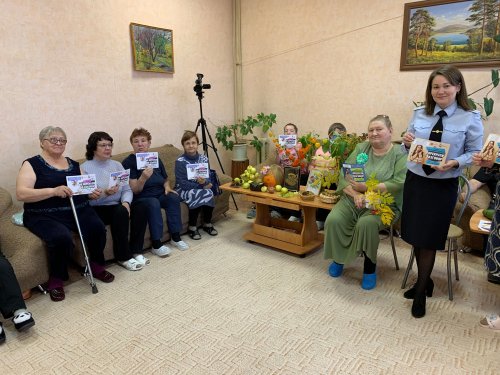 Полицейские Озерска провели профилактическую беседу в Комплексном центре.