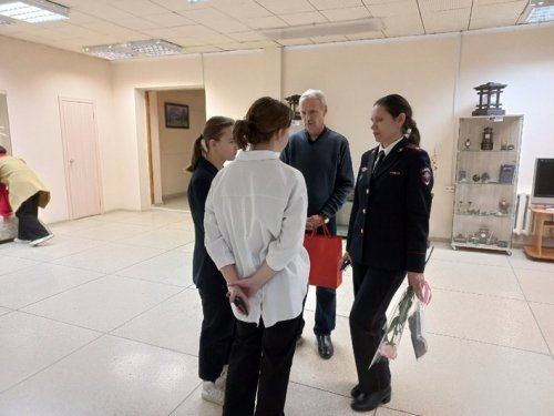 В Центральной городской библиотеке школьники встретились с сотрудниками УВД.