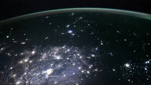 Космонавт из Челябинской области показал, как выглядят фейерверки с орбиты.