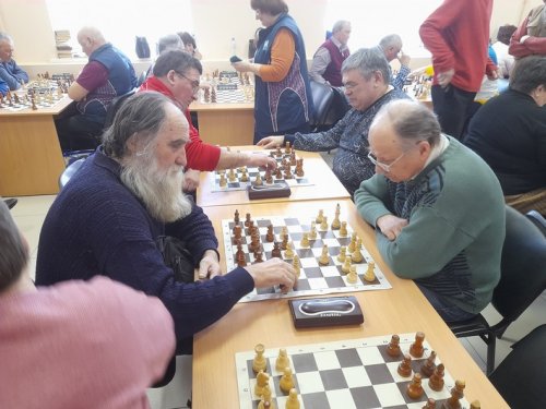 Состоялись первые соревнования в рамках 12-й Спартакиады ветеранов труда и спорта Челябинской области: лыжные гонки и шахматы.