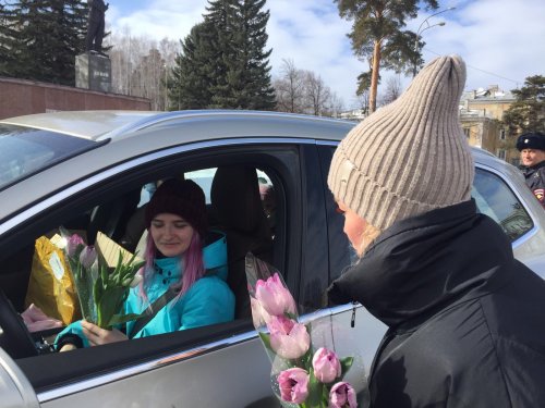 Госавтоинспекция Озерска присоединилась к Всероссийской акции «Цветы для Автоледи».