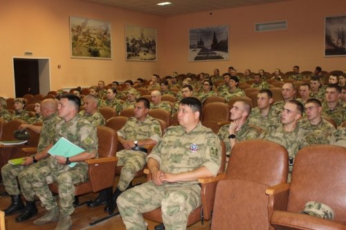 Сотрудники полиции продолжают проведение профилактических лекций с военнослужащими.