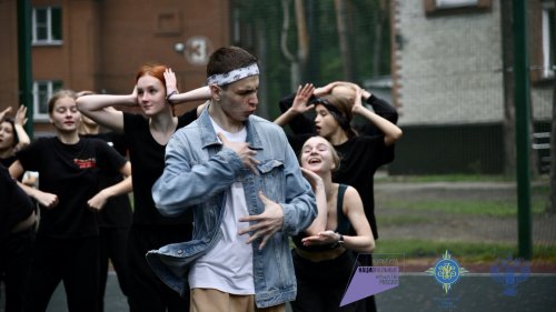 Как сосуществуют народная, современная и уличная хореография — узнали участники озёрской школы танцев «E-Motion».