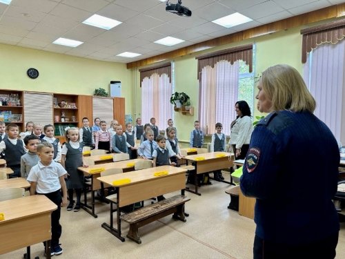 В Озерске полицейские совместно с Общественным советом встретились со школьниками.
