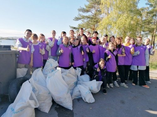 Волонтеры Озерска стараются сделать окружающий мир чище.