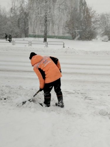 Дорожные службы в Озерске ведут борьбу со снегопадом.