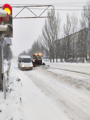 Дорожные службы в Озерске ведут борьбу со снегопадом.