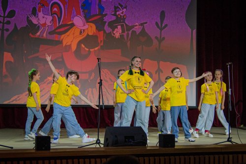 Юные таланты из Школы вокала при Челябинском театре оперы и балета выступили в Озерске с премьерным концертом ко Дню защиты детей.
