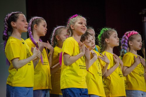Юные таланты из Школы вокала при Челябинском театре оперы и балета выступили в Озерске с премьерным концертом ко Дню защиты детей.