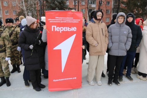 В честь Дня Героев Отечества озерчане возложили цветы к Вечному огню.