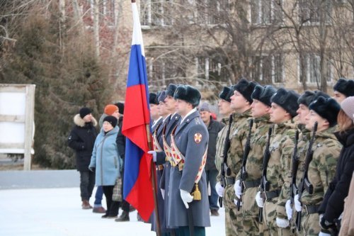 В честь Дня Героев Отечества озерчане возложили цветы к Вечному огню.