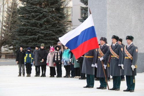 В честь Дня Героев Отечества озерчане возложили цветы к Вечному огню.