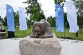 Скульптуру спящего медведя с цитатой Владимира Путина установили в Челябинске.