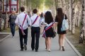 В джинсах и без банкета? Родители челябинских школьников рассказали, как (не) тратятся на выпускные.