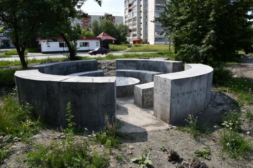 Территория вокруг городского пруда преображается и хорошеет.