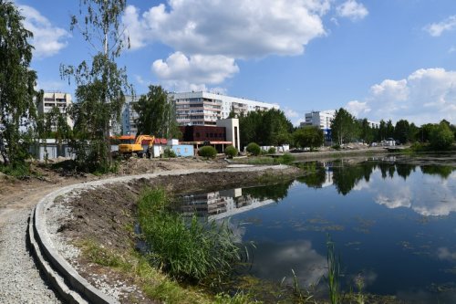 Территория вокруг городского пруда преображается и хорошеет.
