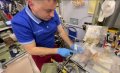 Челябинский космонавт на МКС показал мастер-класс по приготовлению оливье в невесомости. Челябинский космонавт на МКС показал мастер-класс по приготовлению оливье в невесомости.
