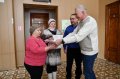 В Озерске двум семьям из ветхих домов вручили ключи от современных квартир.